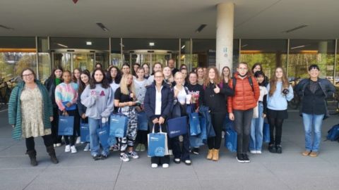 Zum Artikel "Science made by women – 10. Klassen auf Wissenschaftsfahrt an der FAU Erlangen"